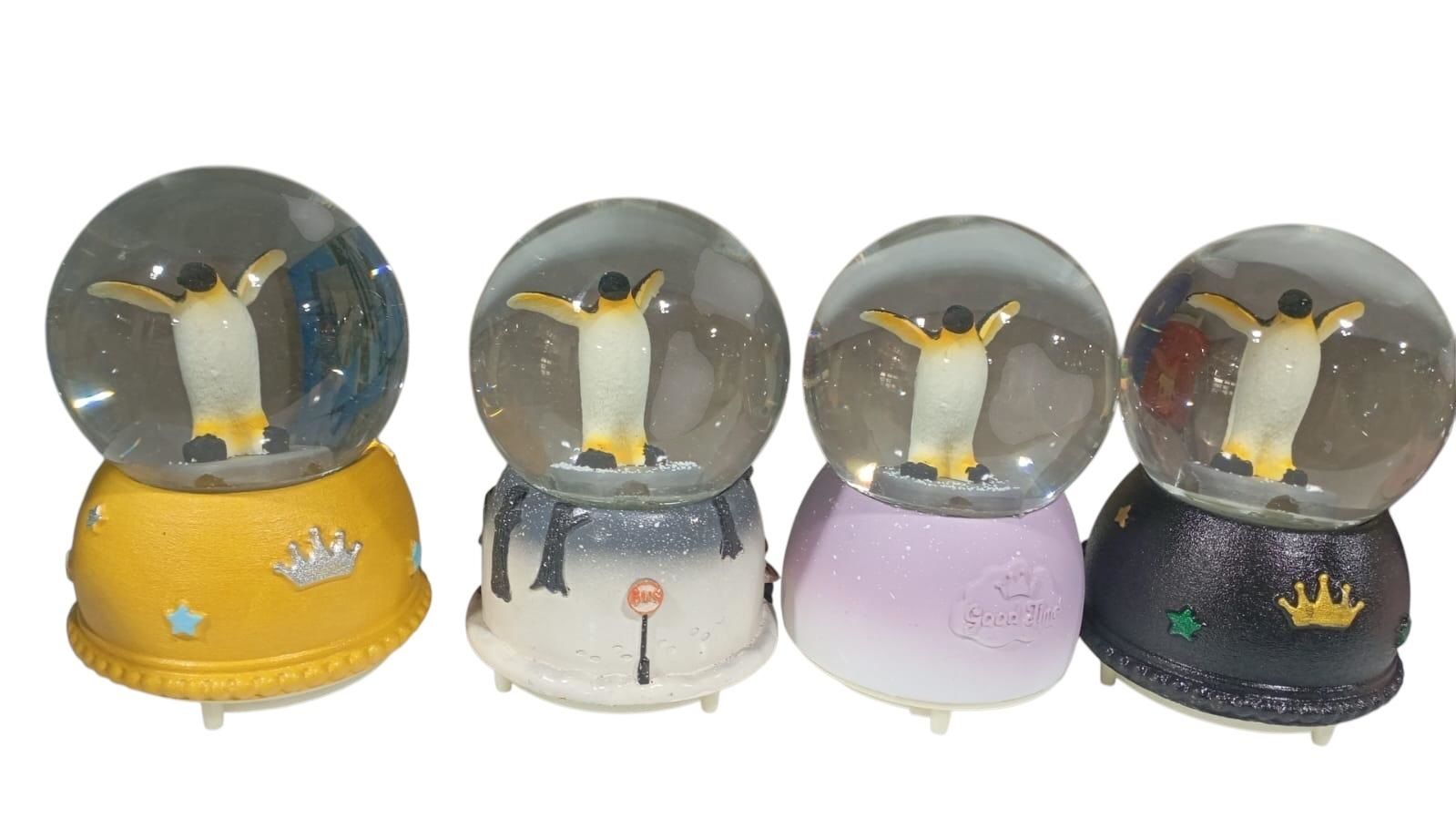 Kollarını Açan Penguen Püskürtmeli Işıklı Müzikli Cam Kar Küresi