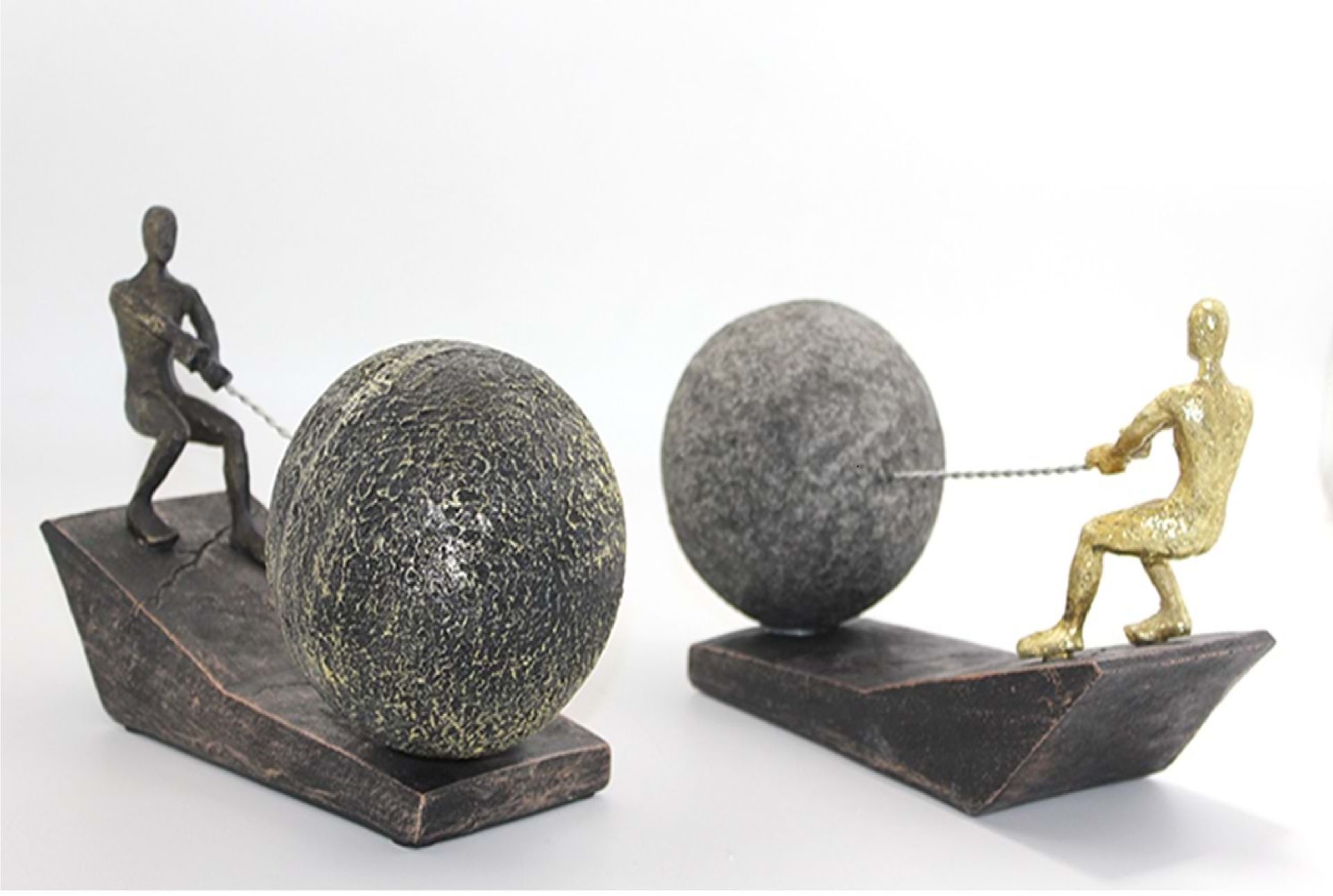 Polyester Taş Çeken Adam Heykeli (28 cm x 19 cm)