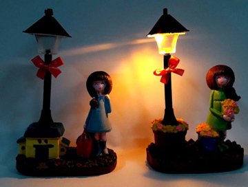 Dekoratif Sokak Lambası Altında Kız Biblo Masa Lambası