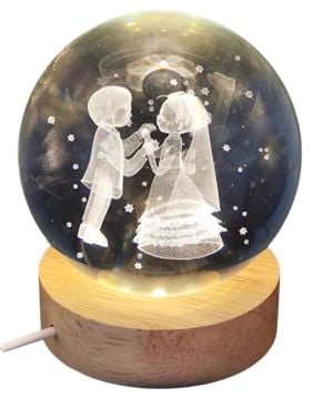 Dekoratif Ahşap Altlıklı Gelin Damat Temalı Işıklı Cam Küre (8 cm)