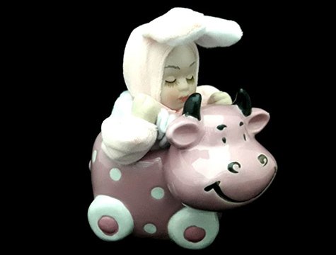 İnek Üstünde Uyuyan Kurmalı Müzikli Bebek