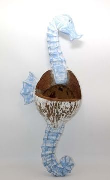 Ahşap Dekoratif Asmalı Deniz Atı Biblosu (63 cm x 25 cm)