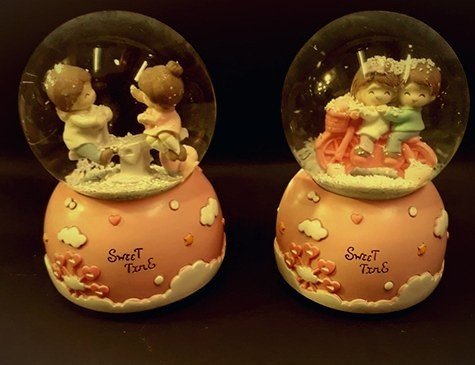 Işıklı Kar Püskürten Romantik Aşıklar Temalı Müzikli Cam Kar Küresi