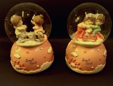 Işıklı Kar Püskürten Romantik Aşıklar Temalı Müzikli Cam Kar Küresi