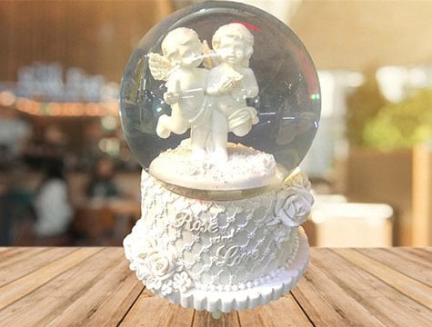 Işıklı Kar Püskürten Beyaz Melek Temalı Cam Kar Küresi Müzik Kutusu