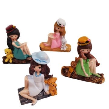 Polyester Mini Şapkalı Oturan Kız Ve Sevimli Hayvan
