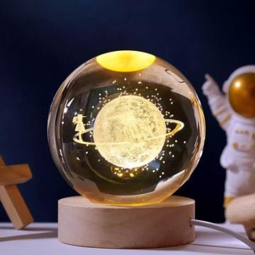 Dekoratif Gezegen Üzerindeki Kız Tasarımlı Ahşap Altlıklı Işıklı Cam Küre
