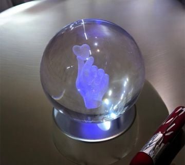 Kristal Cam Küre Renk Değiştiren Led Işıklı Elin Üzerinde Kalp