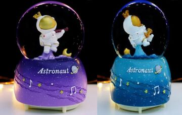 Astronot Keman ve Saksafon Temalı Müzikli Işıklı Cam Kar Küresi