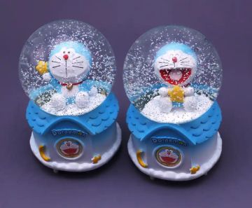 Doraemon Püskürtmeli Işıklı Müzikli Cam Kar Küresi