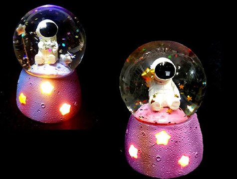 Işıklı Astronot Tasarımlı Müzikli Dekoratif Cam Kar Küresi