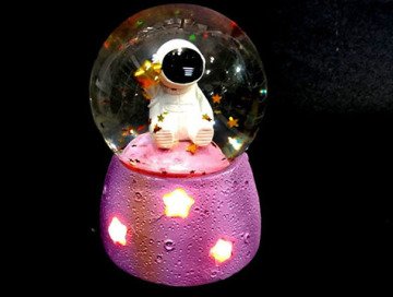 Işıklı Astronot Tasarımlı Müzikli Dekoratif Cam Kar Küresi