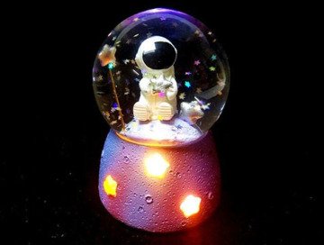Işıklı Astronot Tasarımlı Müzikli Dekoratif Cam Kar Küresi