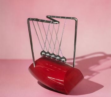 Dekoratif Kırmızı Newton' s Cradle Metal Denge Topları