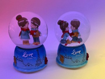 Romantik Kalp Tutan Sevgililer Temalı Işıklı Cam Kar Küresi Müzik Kutusu