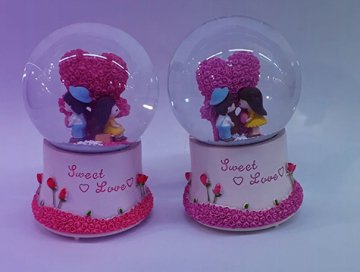 Romantik Sevgililer Temalı Dekoratif Işıklı Cam Kar Küresi Müzik Kutusu