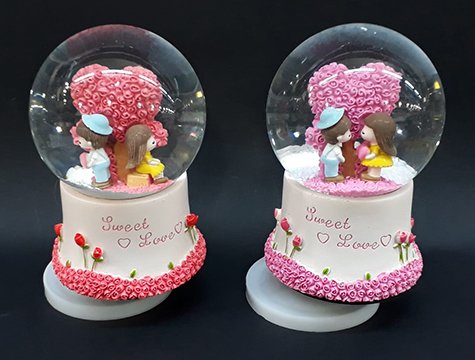Romantik Sevgili Temalı Dekoratif Kurmalı Cam Kar Küresi Müzik Kutusu