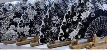Plastik Siyah Beyaz Çiçek Motifli  Kumaş Yelpaze (12 Adet)