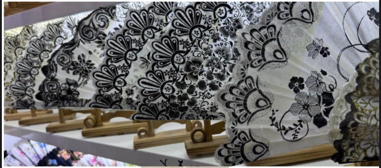 Plastik Beyaz Siyah Çiçek Motifli  Kumaş Yelpaze (12 Adet)