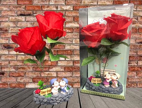 Dekoratif Güller Altında Öpüşen Sevgili Biblosu