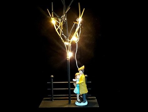 Işıklı Ağaç Altında Romantik Aşıklar Biblosu