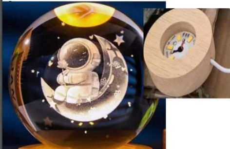 Dekoratif Ahşap Altlıklı Ay Ve Astronot Temalı Işıklı Cam Küre (8 cm)