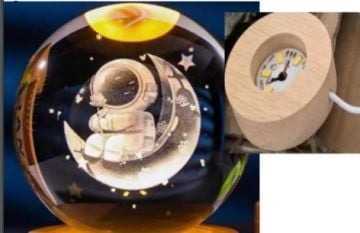 Dekoratif Ahşap Altlıklı Ay Ve Astronot Temalı Işıklı Cam Küre (8 cm)