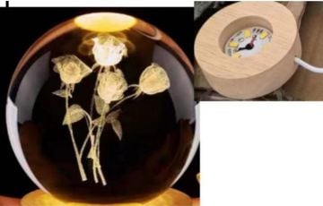 Dekoratif Ahşap Altlıklı Güller Temalı Işıklı Cam Küre (8 cm)