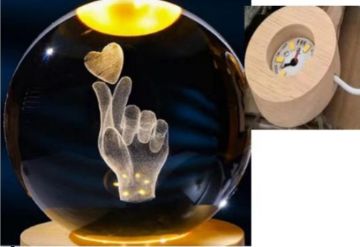 Dekoratif Ahşap Altlıklı Elin Üstünde Kalp Temalı Işıklı Cam Küre (8 cm)