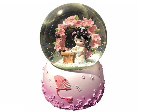Japon Kızı Geyşa Işıklı Kar Püskürten Müzikli Cam Kar Küresi