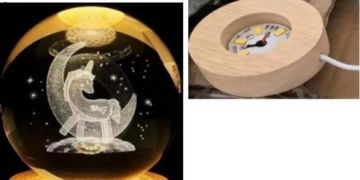 Dekoratif Ahşap Altlıklı Boynuzlu At Temalı Işıklı Cam Küre (8 cm)