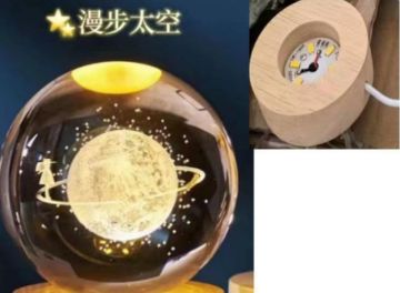Dekoratif Ahşap Altlıklı Satürn Kız Temalı Işıklı Cam Küre (8 cm)