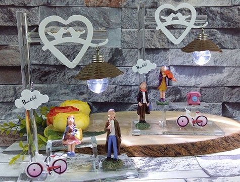 Dekoratif Işıklı Cam Bankta Romantik Sevgililer Biblosu