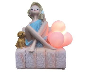 Polyester Koltuk Üstünde Işıklı Balonlu Kız Ve Köpek Biblosu