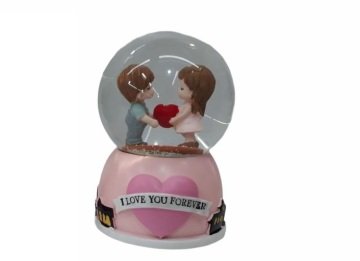 Romantik Kalp Tutan Sevgililer Temalı Işıklı Müzikli Cam Kar Küresi