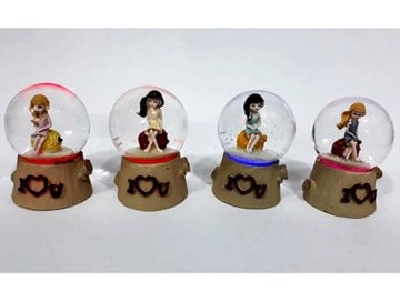 Dekoratif Mini Meyve Üstünde Oturan Kız Işıklı Cam Kar Küresi