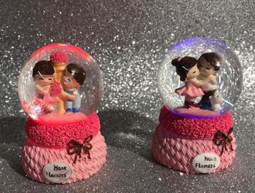 Mini Işıklı Aşıklar Temalı Cam Kar Küresi