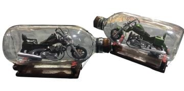 Dekoratif Ahşap Altlıklı Cam Şişe İçinde Motosiklet Biblosu