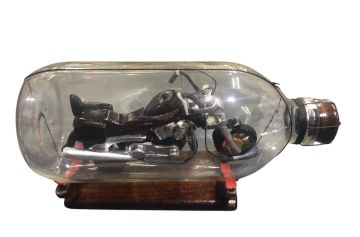 Dekoratif Ahşap Altlıklı Cam Şişe İçinde Motosiklet Biblosu