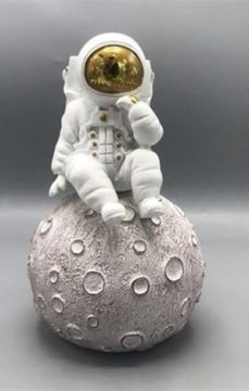 Renk Değiştirerek Yanan Ay Üstünde Oturan Astronot Gece Lambası