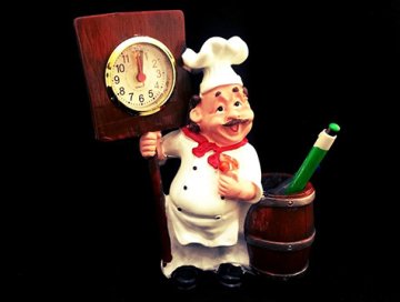 Kürek Tutan Aşçı Tasarımlı Masa Saati Kalemlik