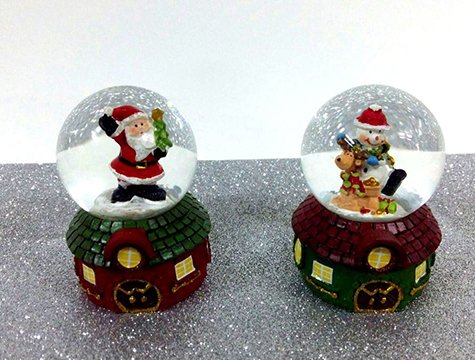 Mini Ev Üstünde Yılbaşı Kar Küresi (Noel Baba & Karda Adam)