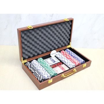 Deri Çantalı 300 Chip & 2 Adet İskambil Kağıdına Sahip Oyun Set