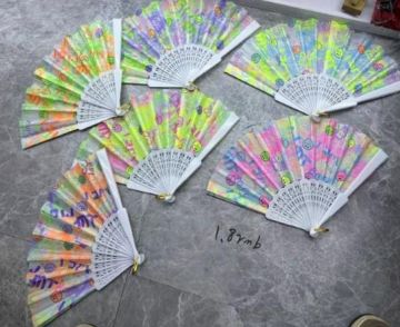 Plastik Gülen Yüzlü Desenli Renkli Kumaş Yelpaze (12 Adet)