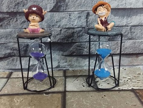 Kum Saati Üzerinde Oturan One Piece Biblo