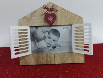 Dekoratif Ev Şeklinde Panjurlu Pencere Fotoğraf Çerçevesi