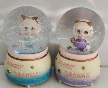Işıklı Minik Kız Püskürtmeli Müzikli Cam Kar Küresi