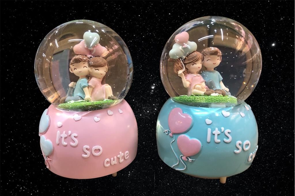 Işıklı Balon Altında Sevgili Püskürtmeli Müzikli Cam Kar Küresi