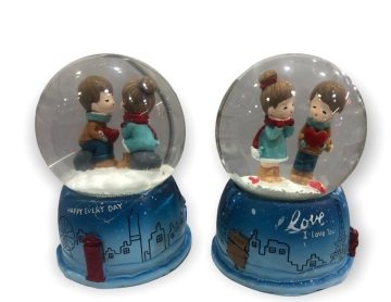Romantik Aşıklar Temalı Işıklı Dekoratif Cam Kar Küresi
