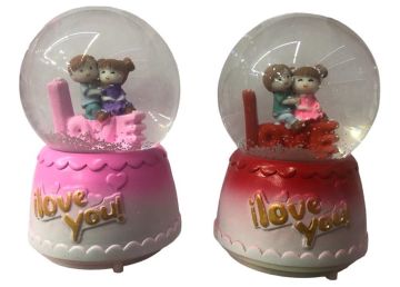 Love Üzerinde Oturan Sevgili Temalı Müzikli Işıklı Cam Kar Küresi